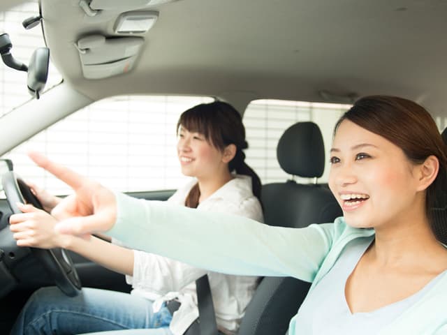 ドライブを楽しむ女性