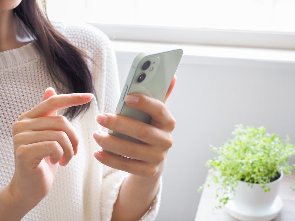 電話する女性